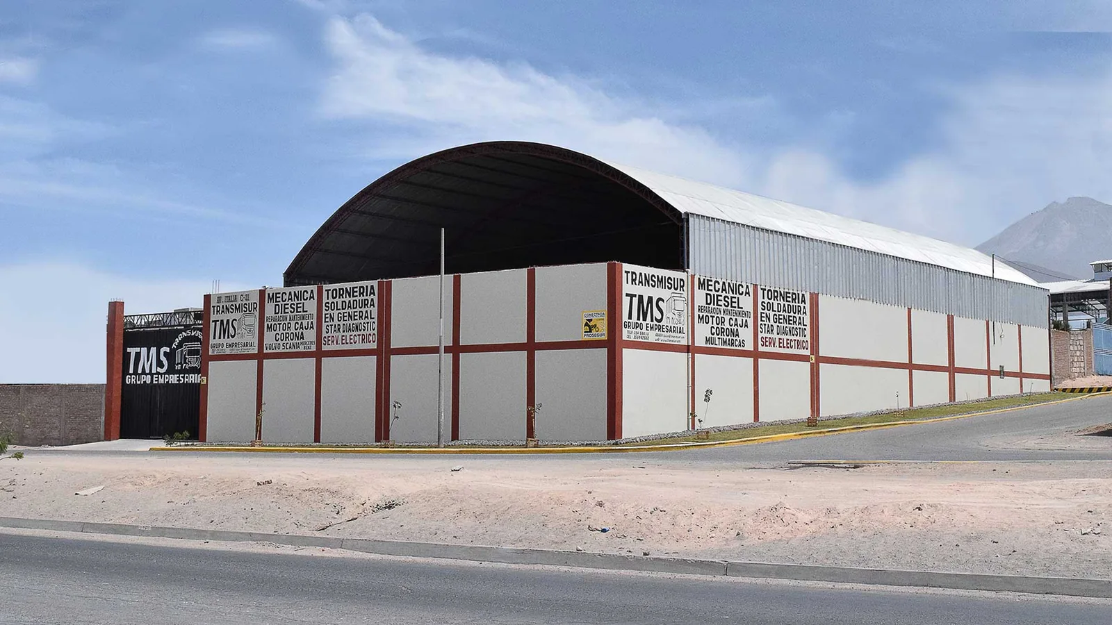 Fachada del taller de Transmisur en Río Seco, Arequipa